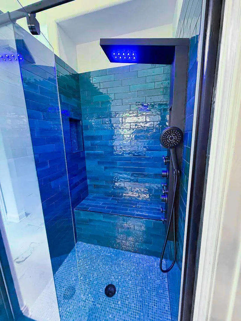 Barrier-free walk-in shower with safety grab bars
