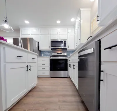 Central kitchen island with farmhouse sink
