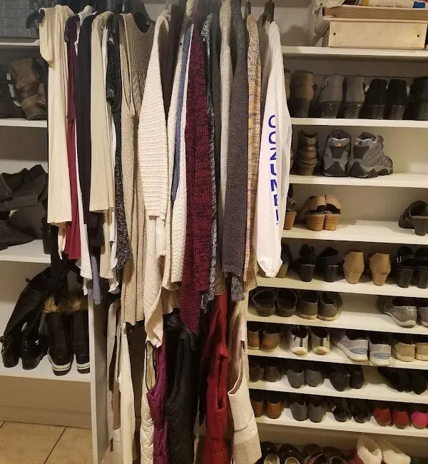 Deep closet linen shelves with reinforced center support column